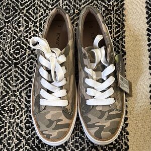 TOMS Camouflage Lace-Up Sneakers *NWT*
